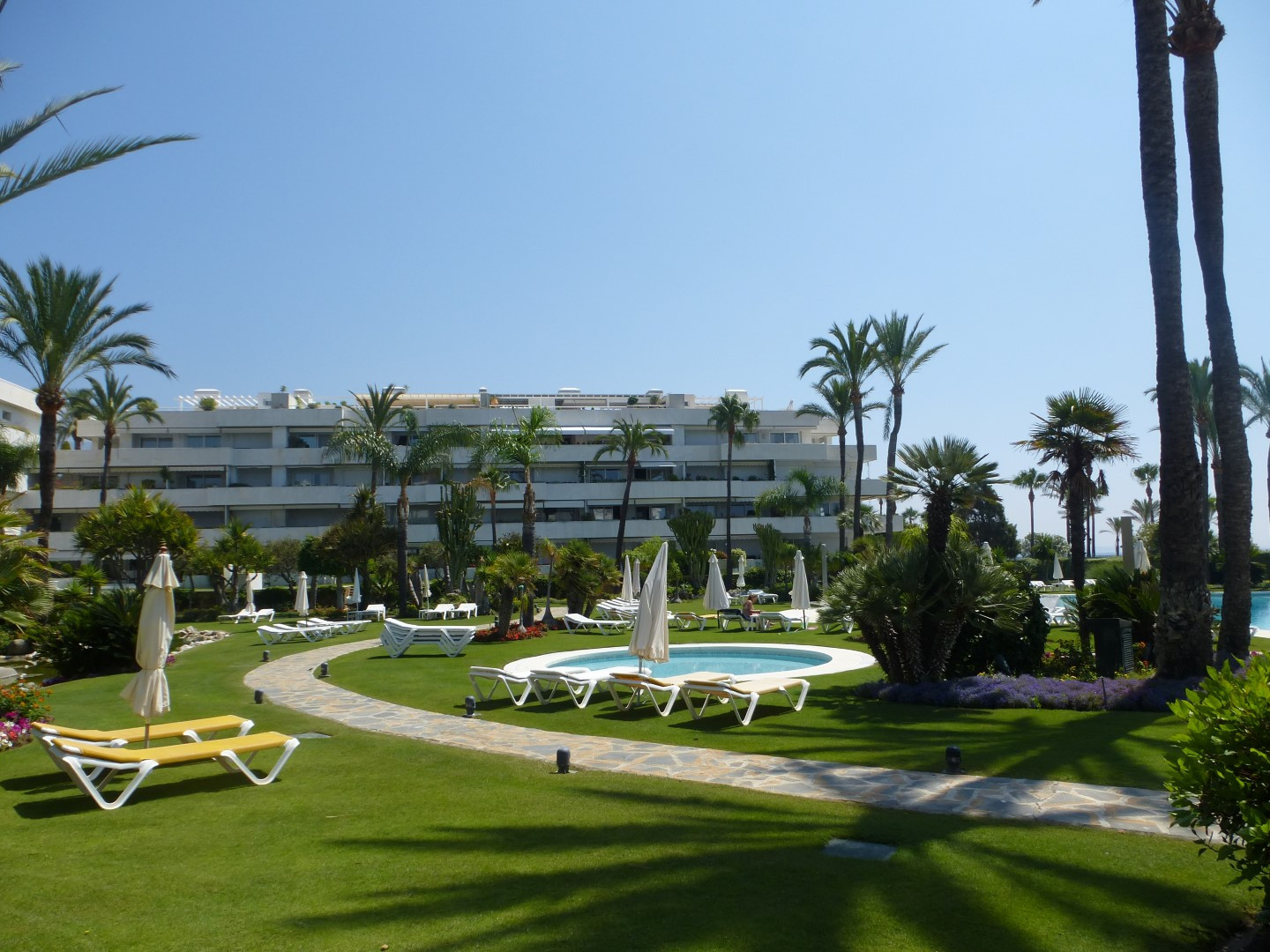 Elegante apartamento en primera línea de playa en Los Granados, Puerto Banús