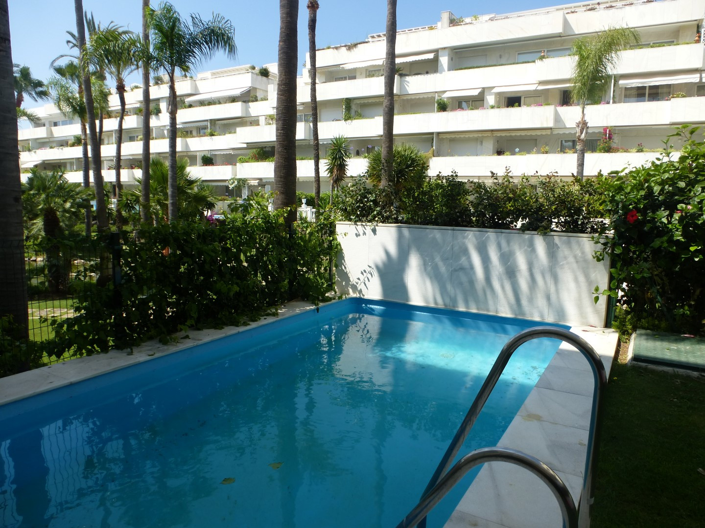 Elegante apartamento en primera línea de playa en Los Granados, Puerto Banús