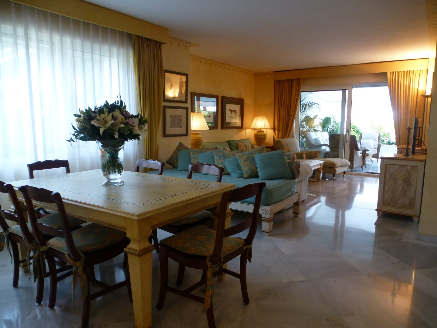 Elegant frontline beach apartment in Los Granados, Puerto Banus