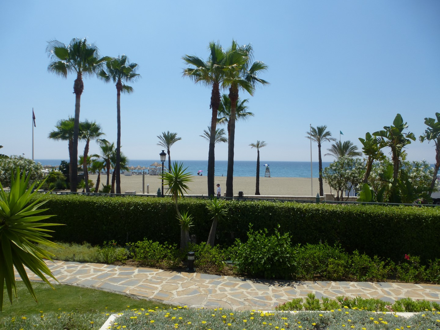 Elegante apartamento en primera línea de playa en Los Granados, Puerto Banús