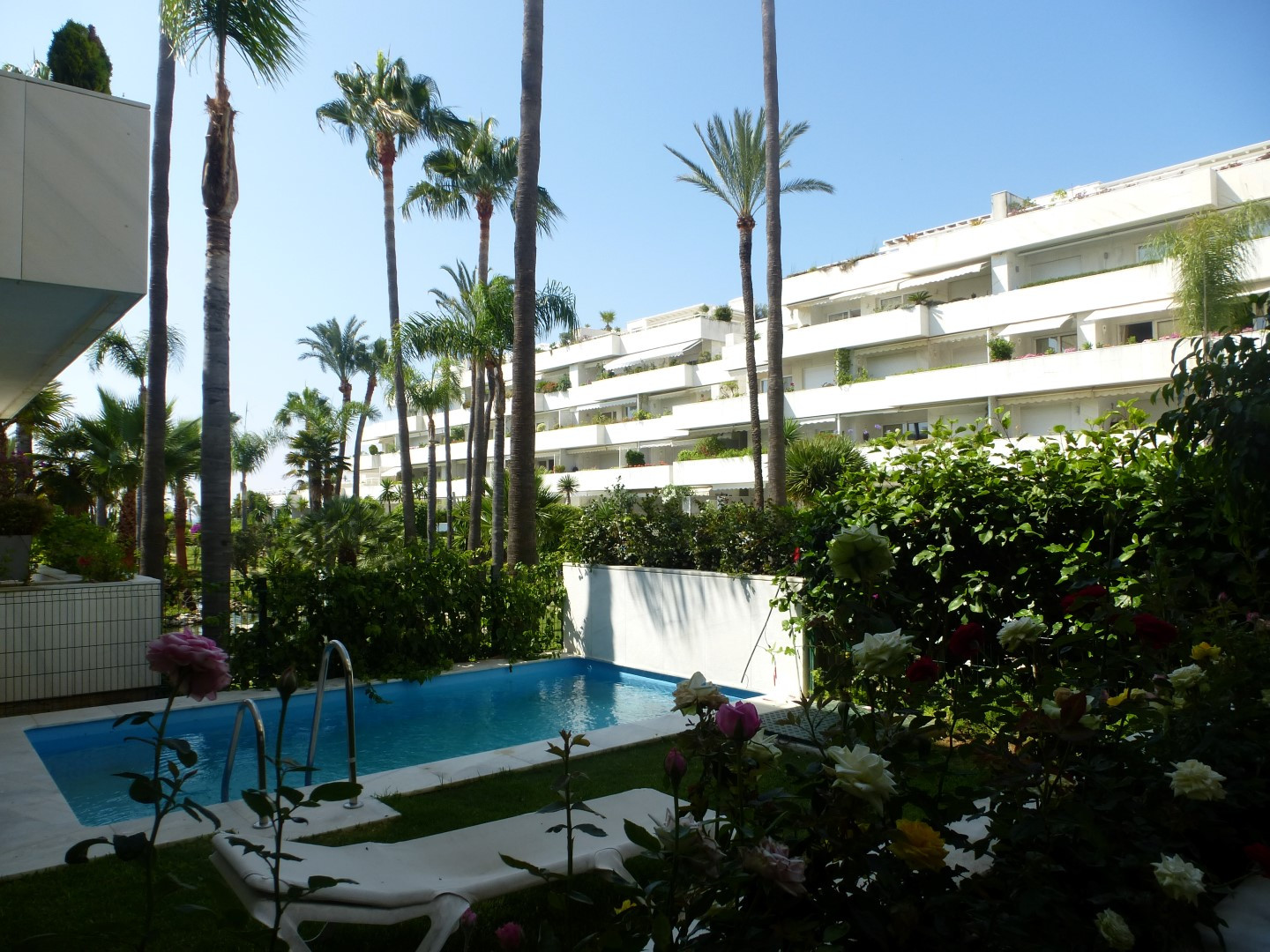 Elegante apartamento en primera línea de playa en Los Granados, Puerto Banús