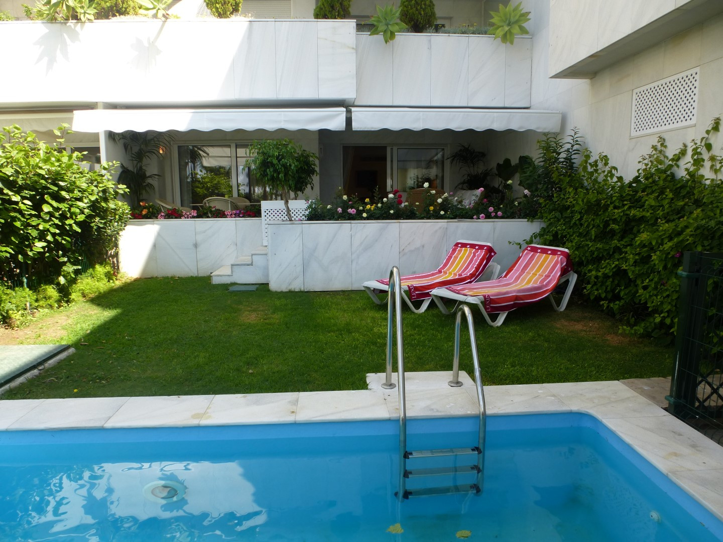 Elegante apartamento en primera línea de playa en Los Granados, Puerto Banús