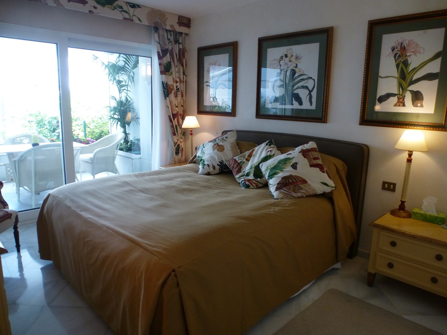 Elegant frontline beach apartment in Los Granados, Puerto Banus