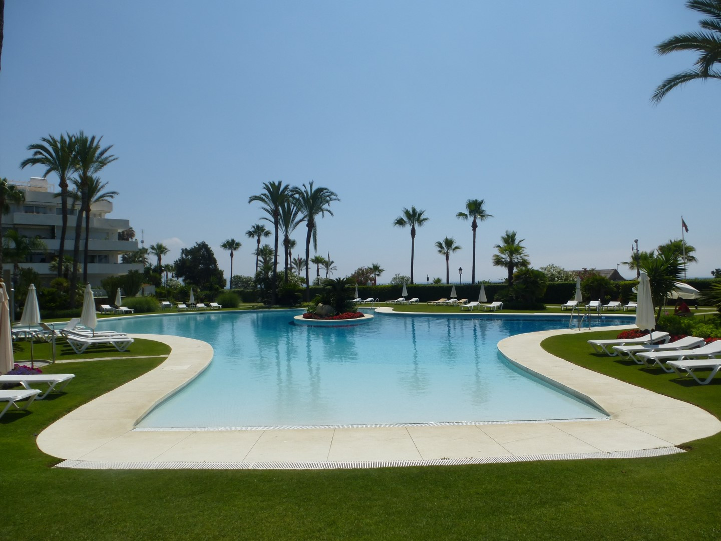 Elegante apartamento en primera línea de playa en Los Granados, Puerto Banús