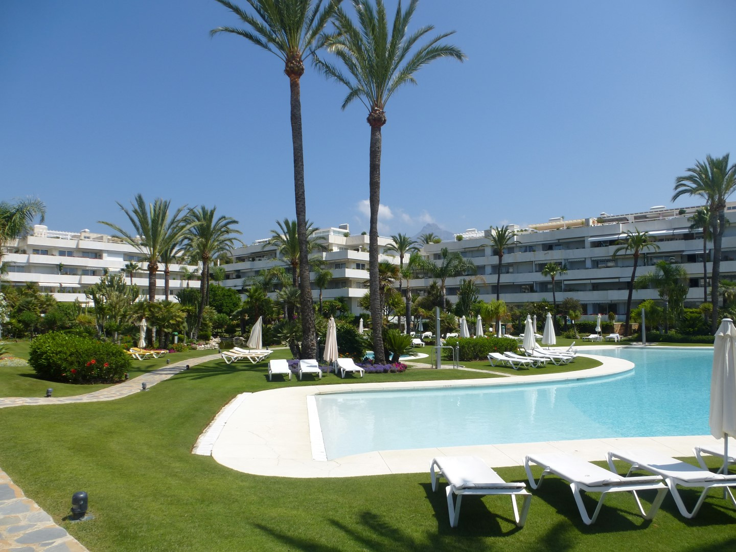 Elegant frontline beach apartment in Los Granados, Puerto Banus