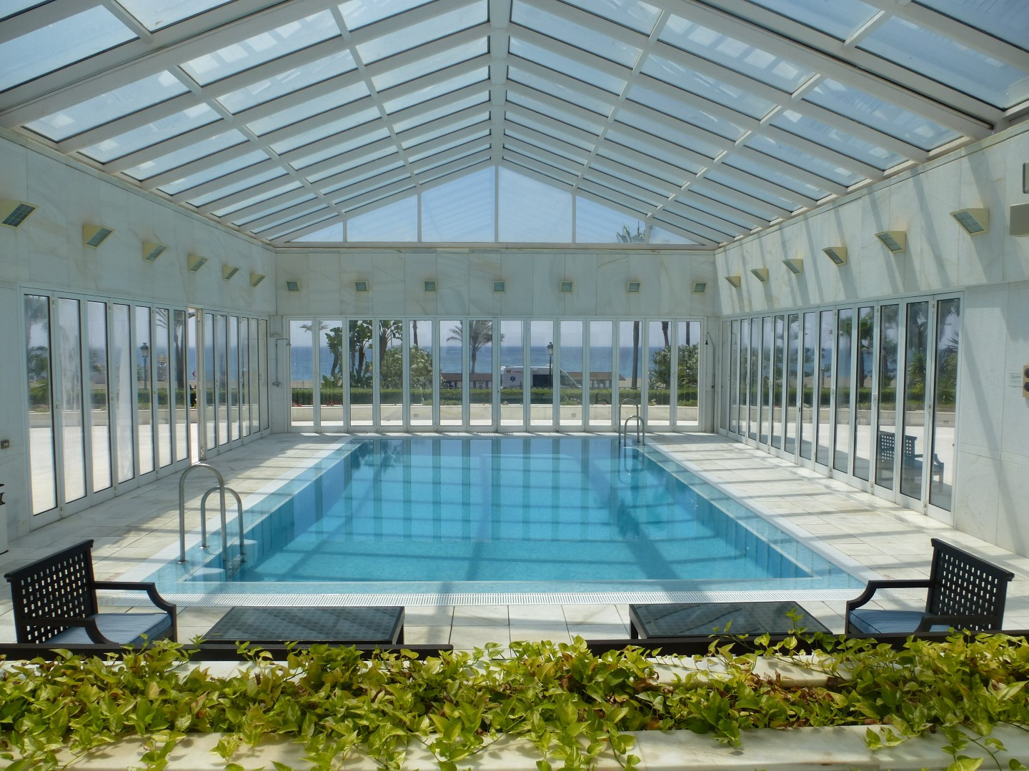 Elegante apartamento en primera línea de playa en Los Granados, Puerto Banús