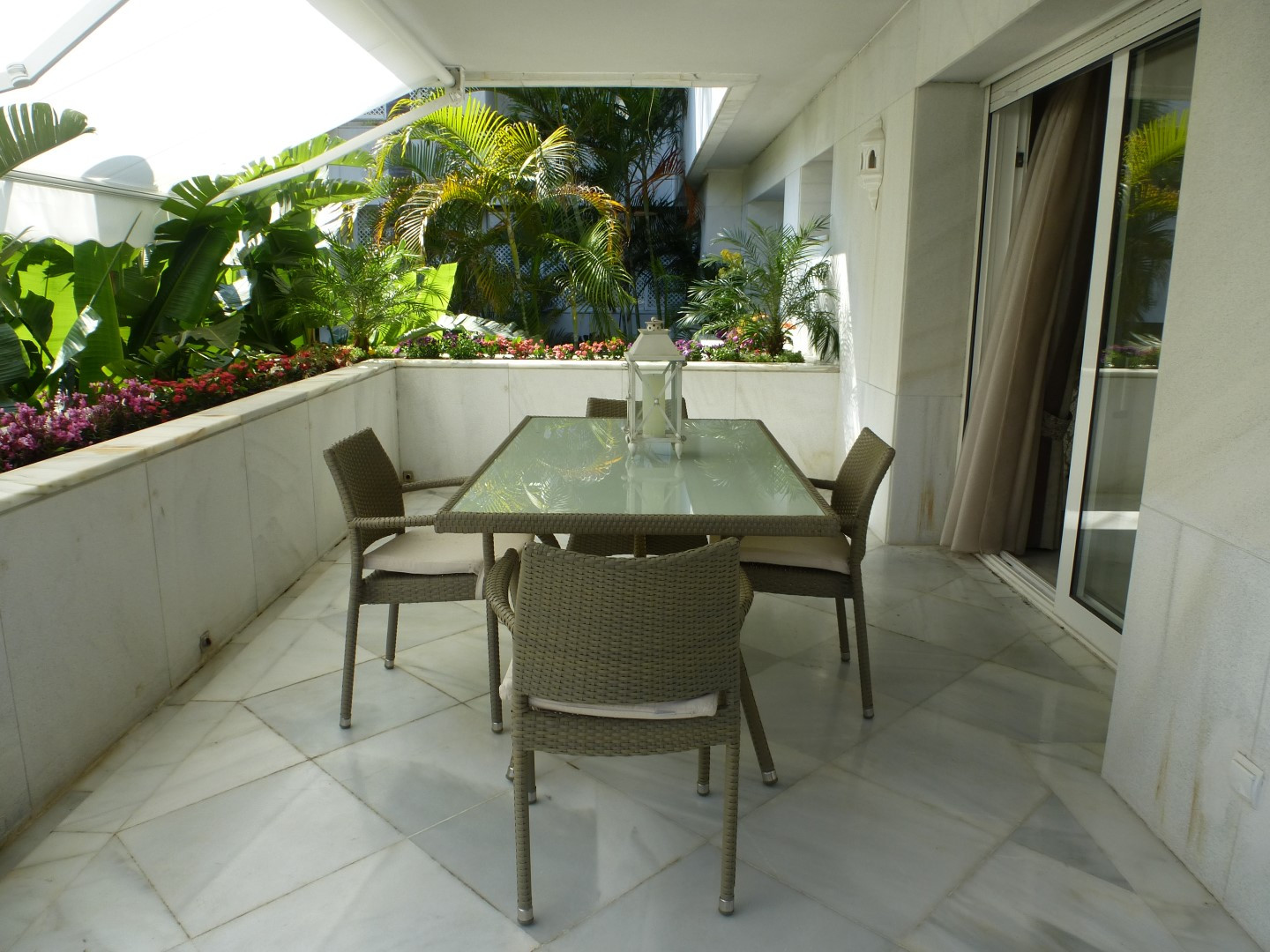 Elegante apartamento en primera línea de playa en Los Granados, Puerto Banús