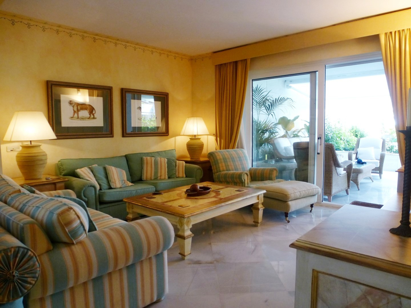 Elegant frontline beach apartment in Los Granados, Puerto Banus