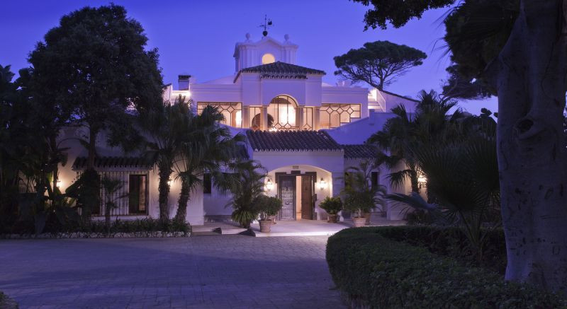 IMPRESSIVE MANSION BEACHFRONT IN RESIDENTIAL CASABLANCA