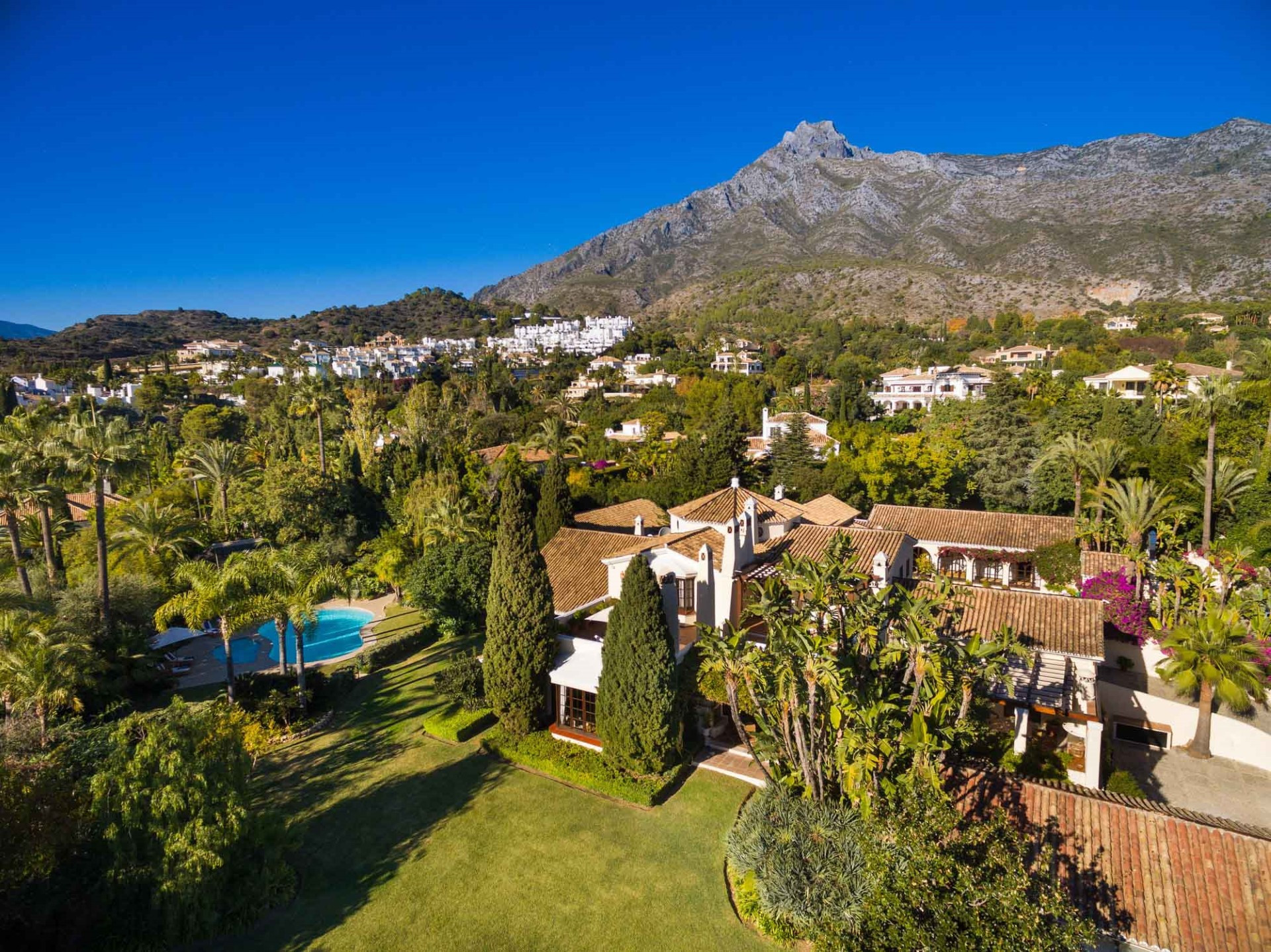 SPECTACULAR AND ELEGANT VILLA IN MARBELLA CLUB HILL