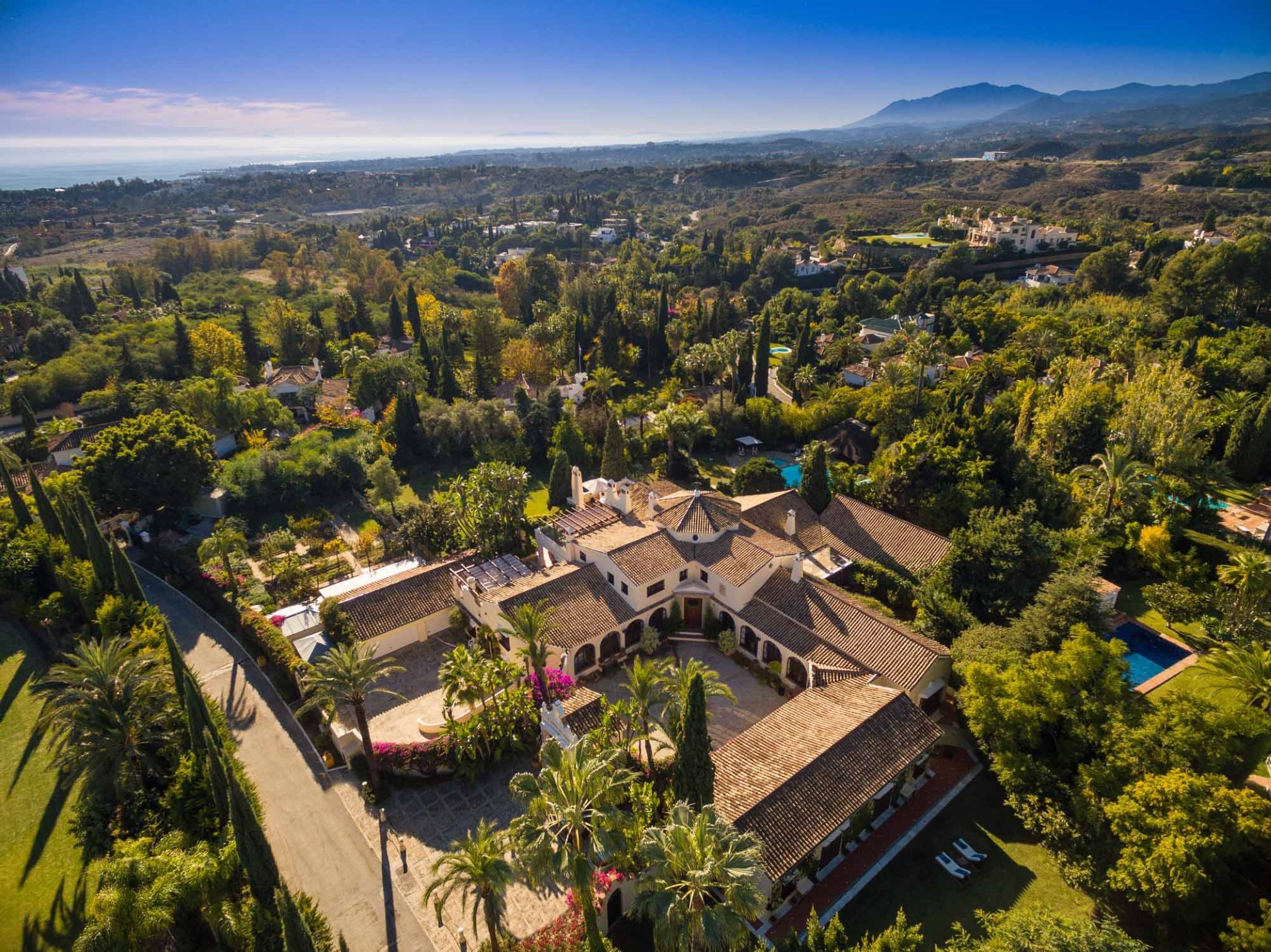 SPECTACULAR AND ELEGANT VILLA IN MARBELLA CLUB HILL