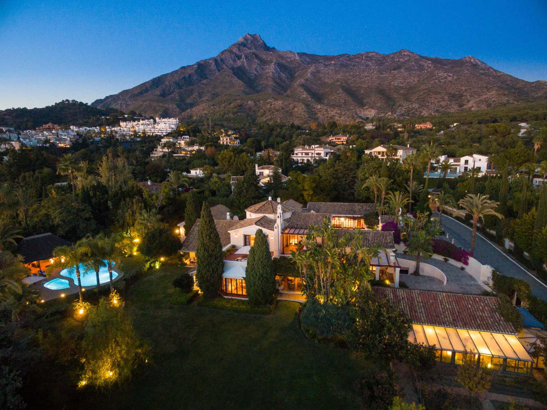 SPECTACULAR AND ELEGANT VILLA IN MARBELLA CLUB HILL