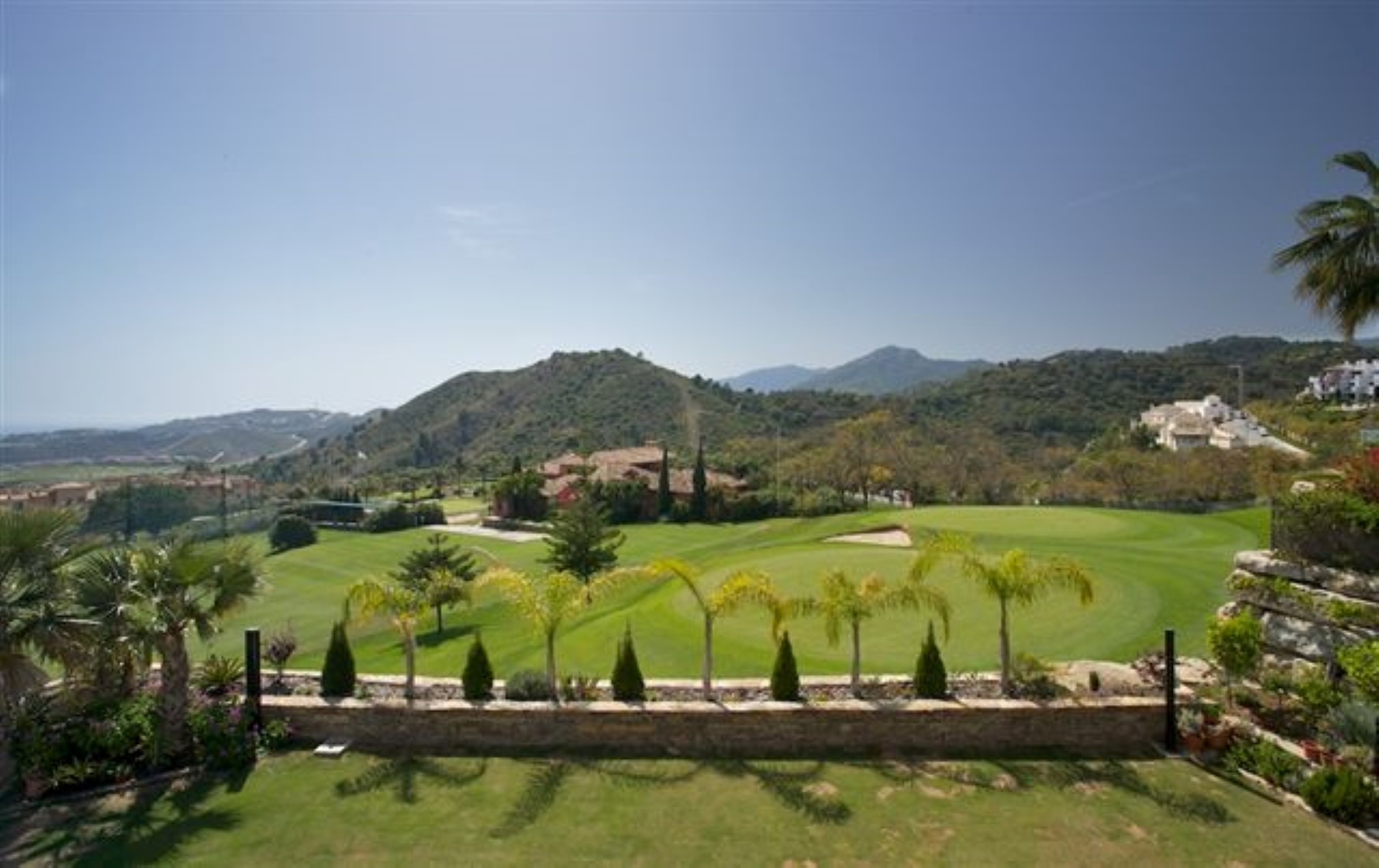 Villa de lujo en primera línea de golf en Los Arqueros, Benahavís