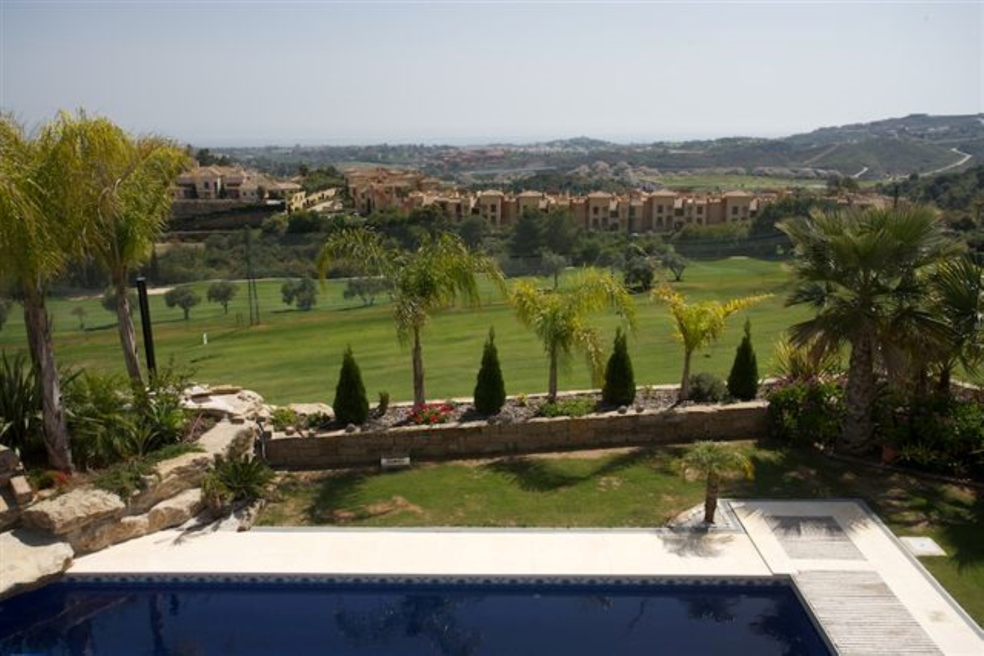 Villa de lujo en primera línea de golf en Los Arqueros, Benahavís