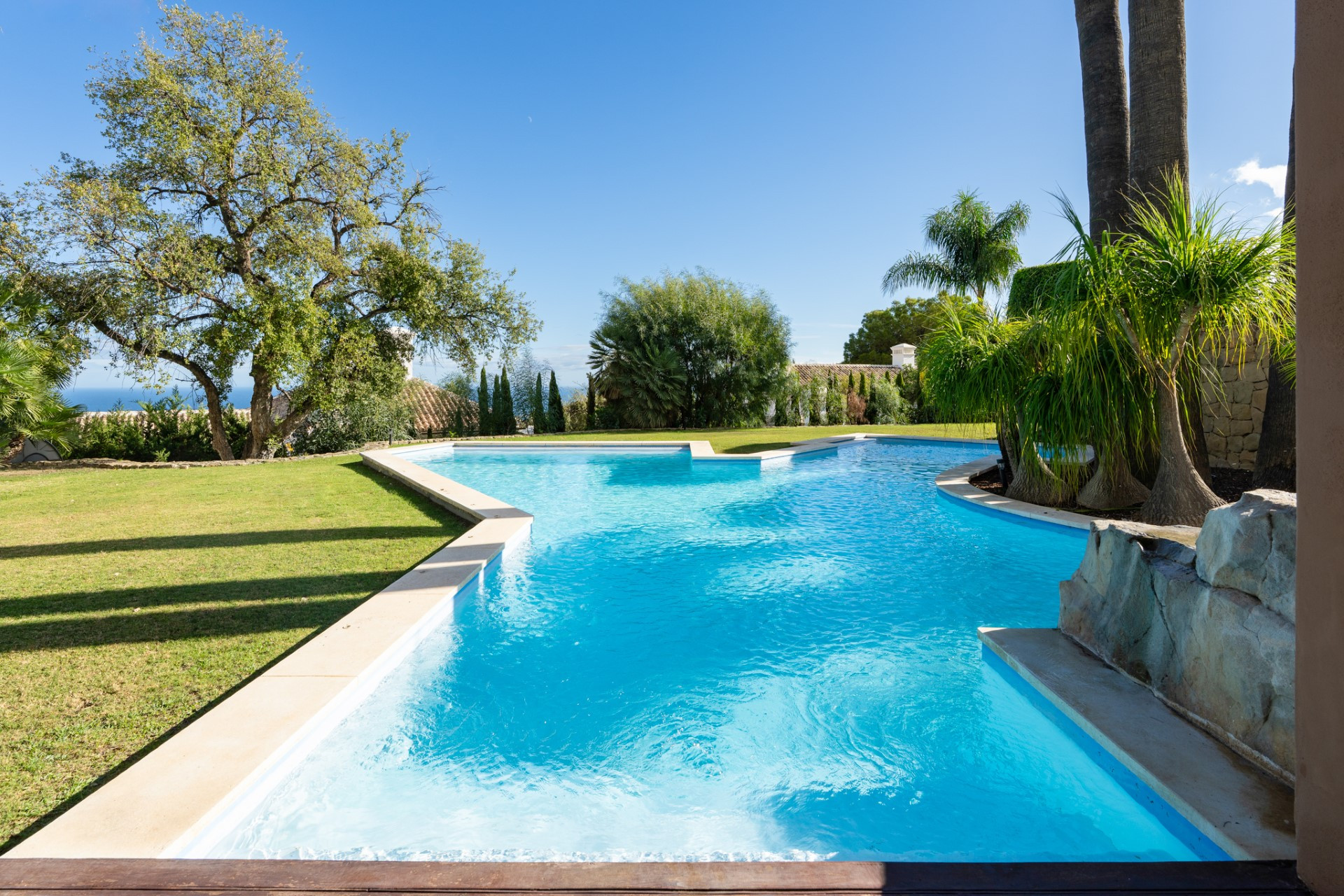 Amplia villa de 5 dormitorios más apartamento para huespedes en Cascada de Camoján con vistas panorámicas