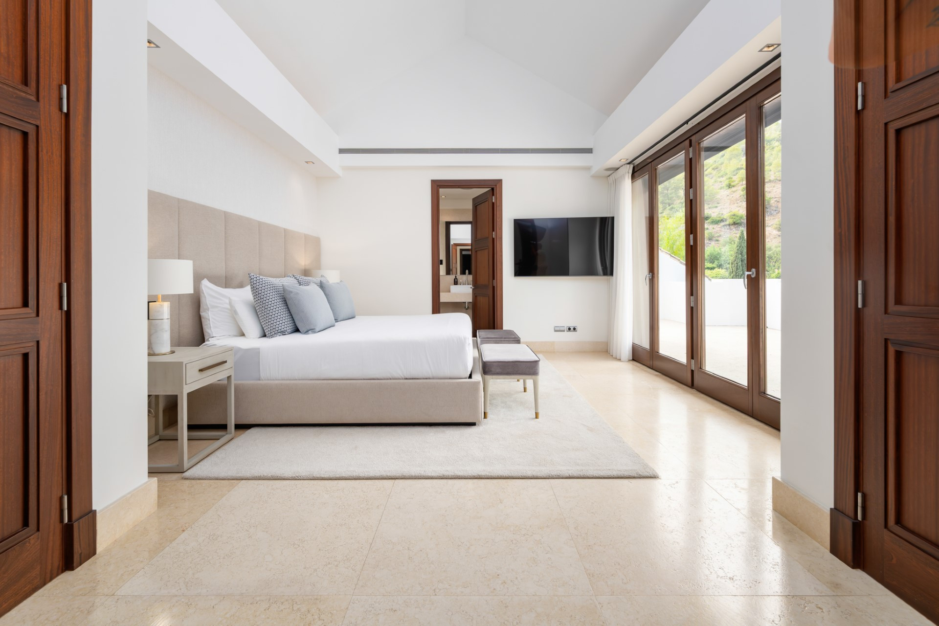 Amplia villa de 5 dormitorios más apartamento para huespedes en Cascada de Camoján con vistas panorámicas