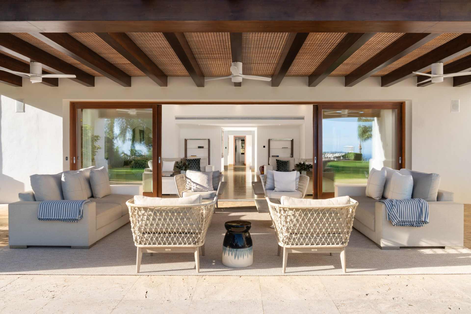 Amplia villa de 5 dormitorios más apartamento para huespedes en Cascada de Camoján con vistas panorámicas