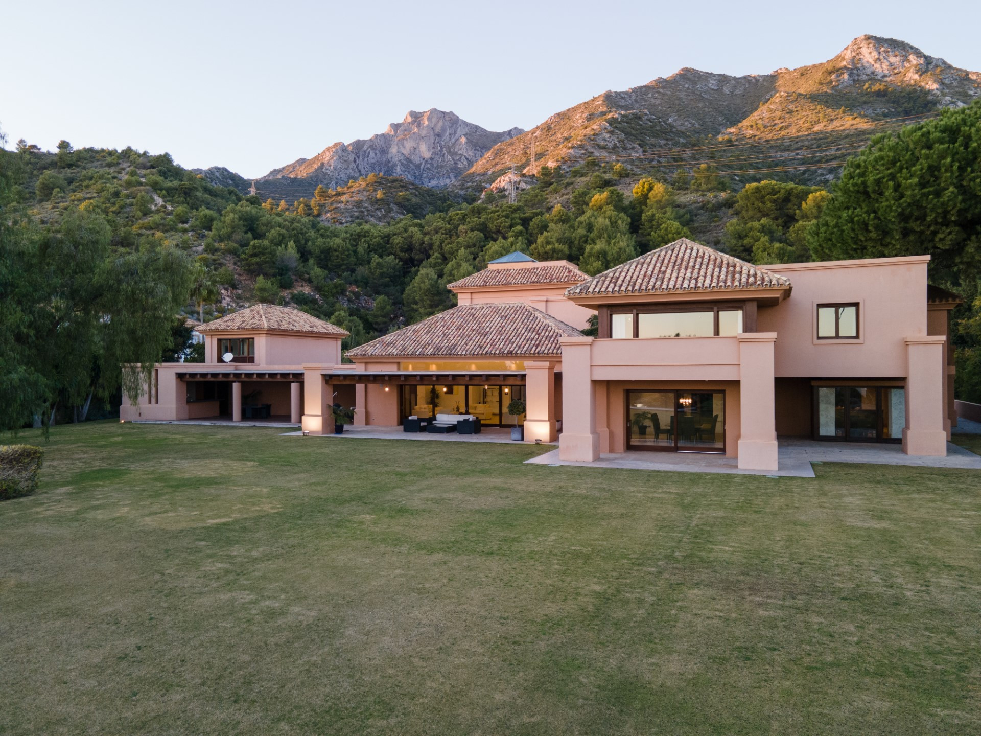 Fabulosa prestigiosa villa en la tranquila zona de Cascada de Camojan