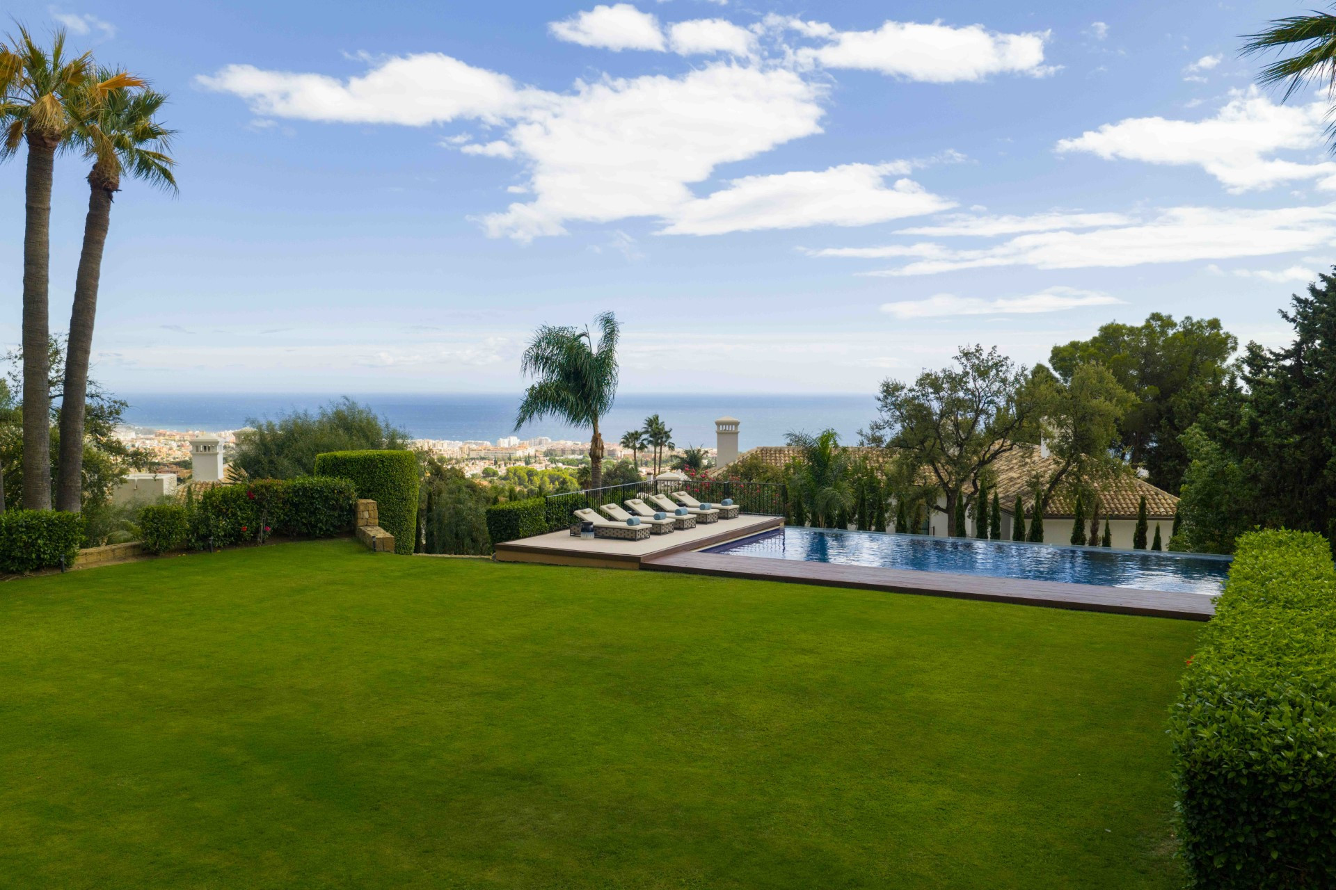 Amplia villa de 5 dormitorios más apartamento para huespedes en Cascada de Camoján con vistas panorámicas