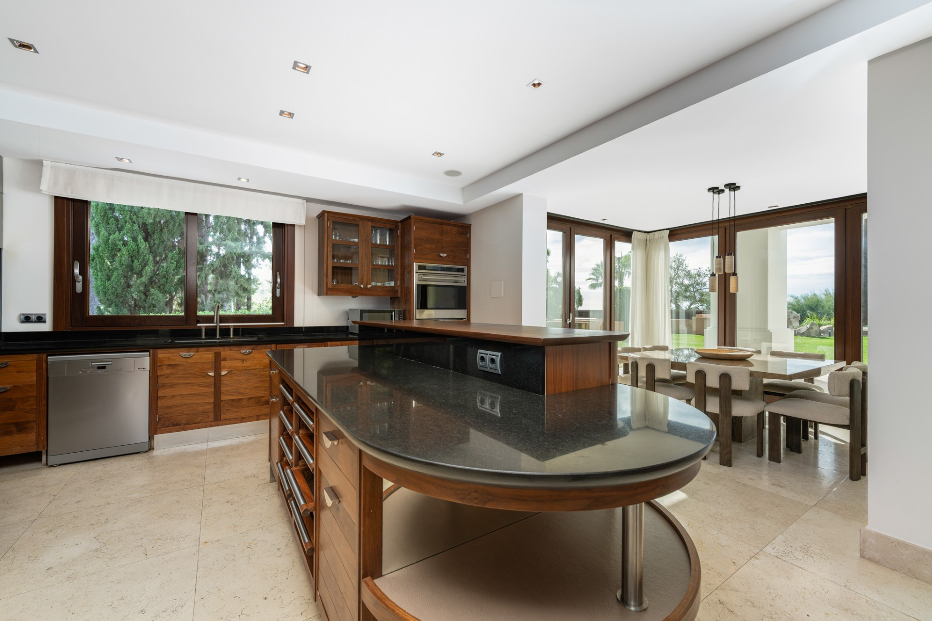 Amplia villa de 5 dormitorios más apartamento para huespedes en Cascada de Camoján con vistas panorámicas