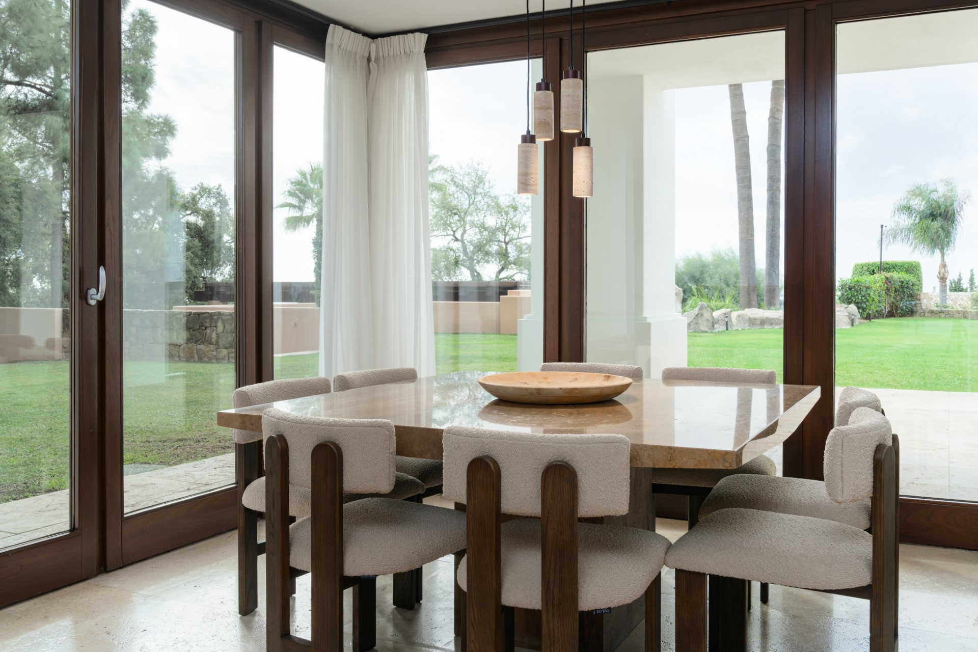 Amplia villa de 5 dormitorios más apartamento para huespedes en Cascada de Camoján con vistas panorámicas