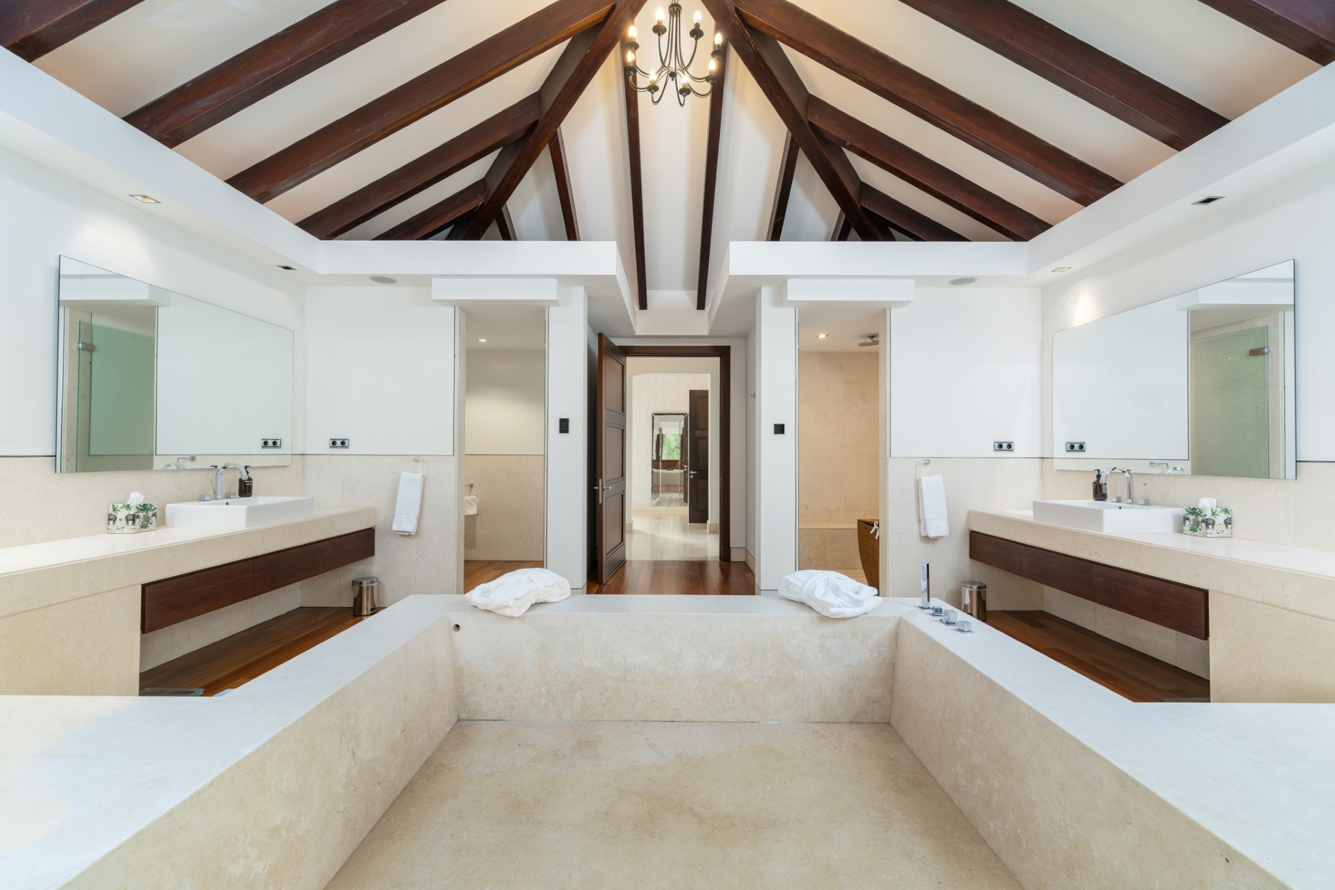 Amplia villa de 5 dormitorios más apartamento para huespedes en Cascada de Camoján con vistas panorámicas