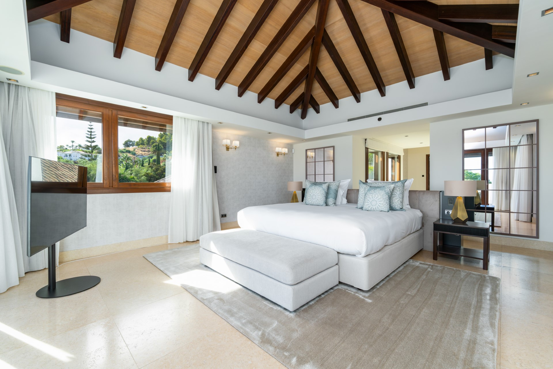 Amplia villa de 5 dormitorios más apartamento para huespedes en Cascada de Camoján con vistas panorámicas