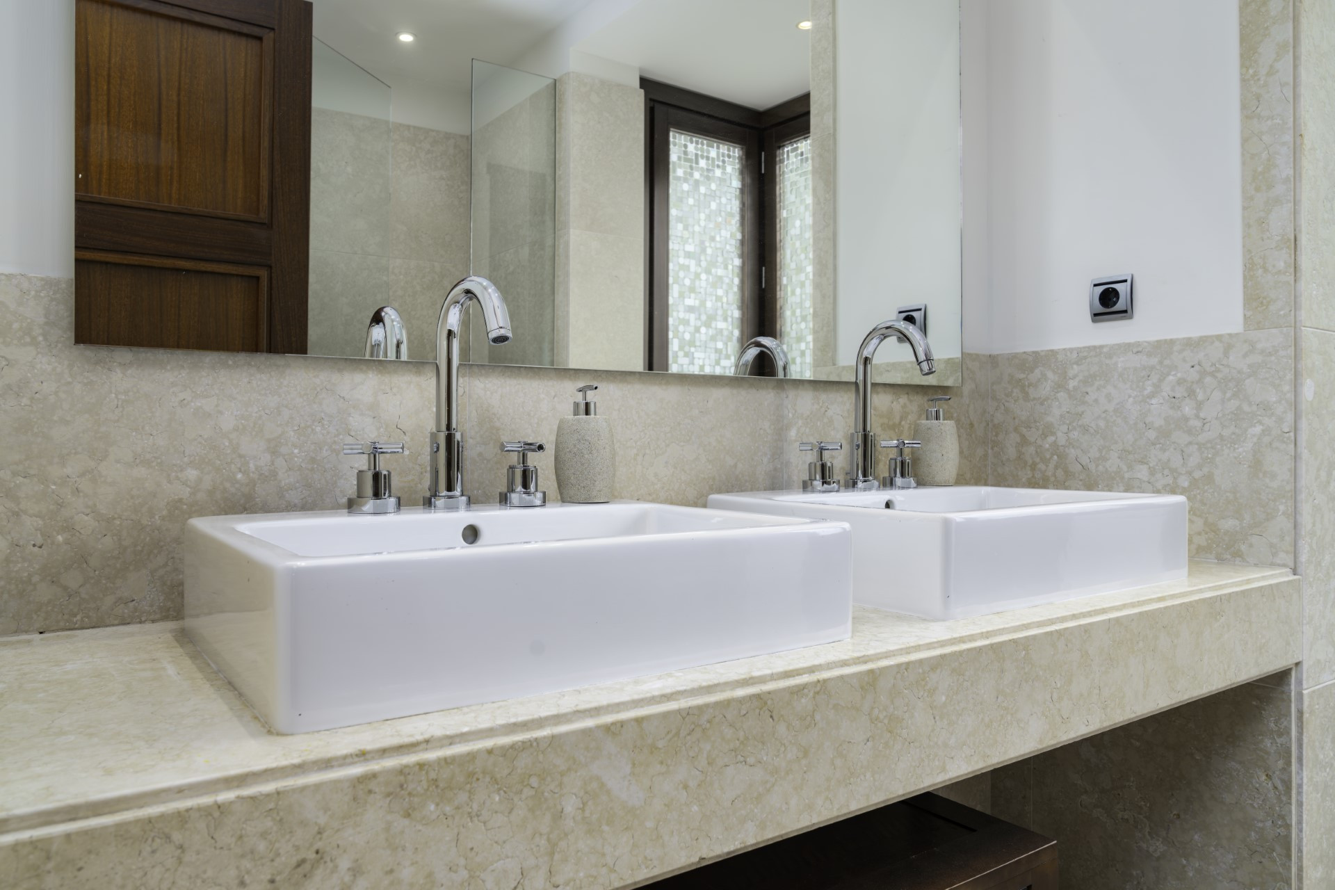 Amplia villa de 5 dormitorios más apartamento para huespedes en Cascada de Camoján con vistas panorámicas