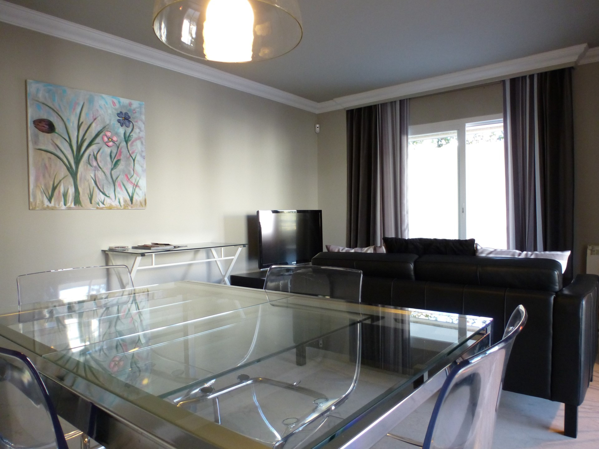 Apartamento moderno con 2 dormitorios en el centro de Puerto Banus.