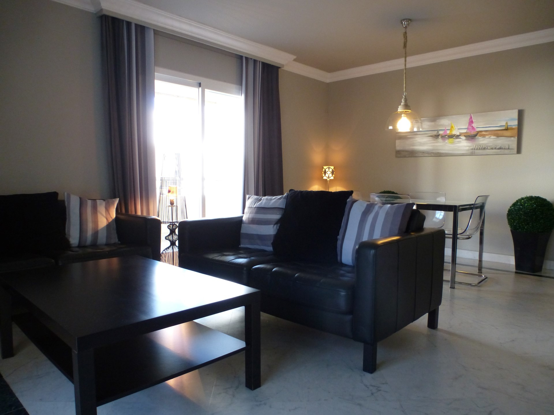 Apartamento moderno con 2 dormitorios en el centro de Puerto Banus.