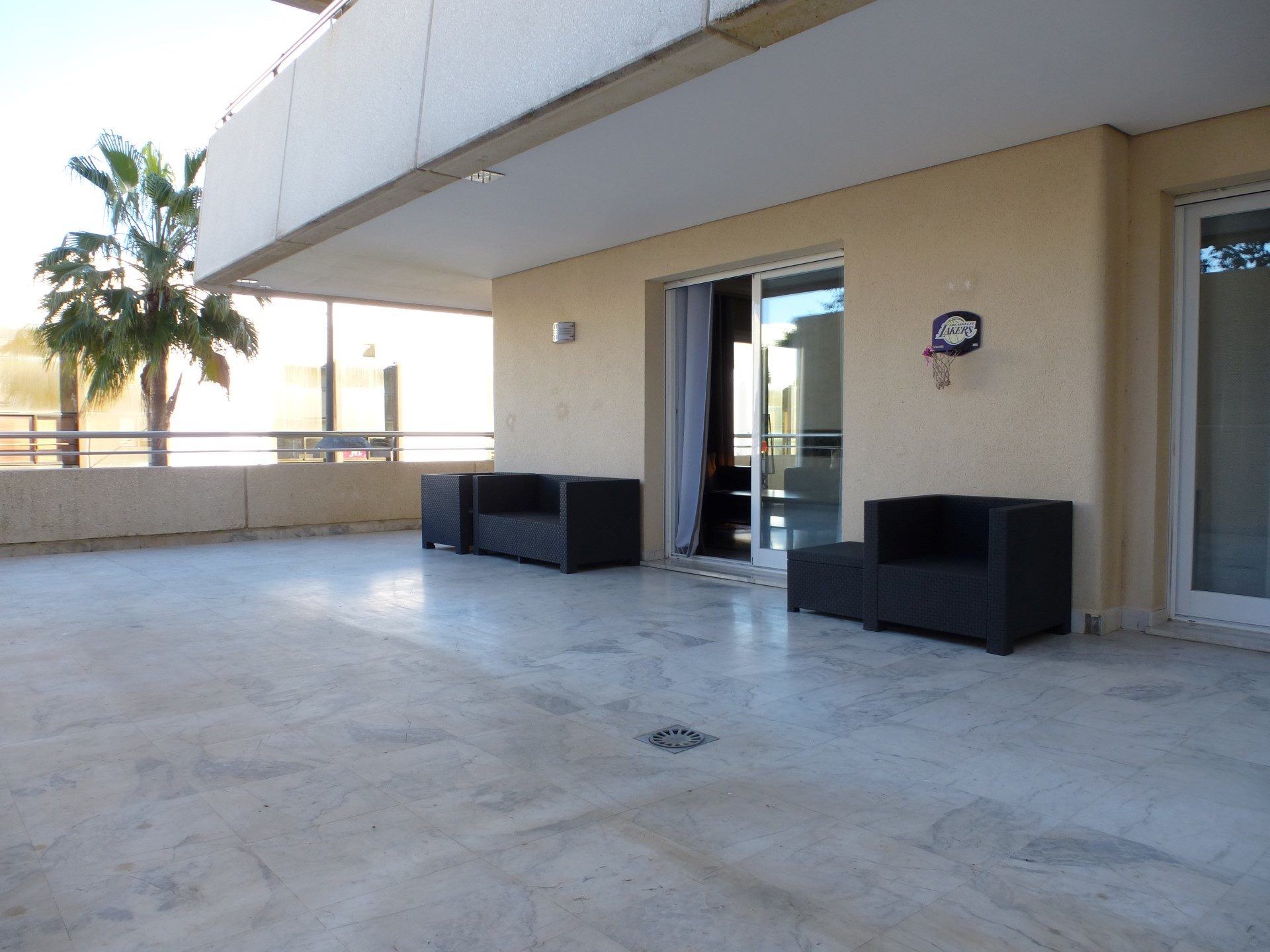 Apartamento moderno con 2 dormitorios en el centro de Puerto Banus.