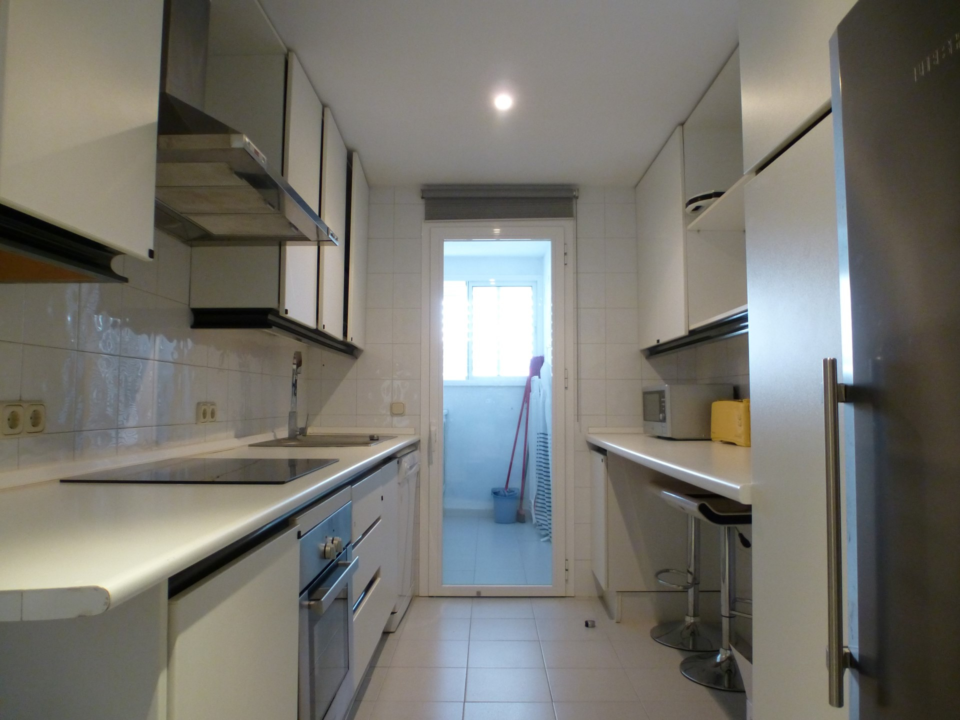 Apartamento moderno con 2 dormitorios en el centro de Puerto Banus.