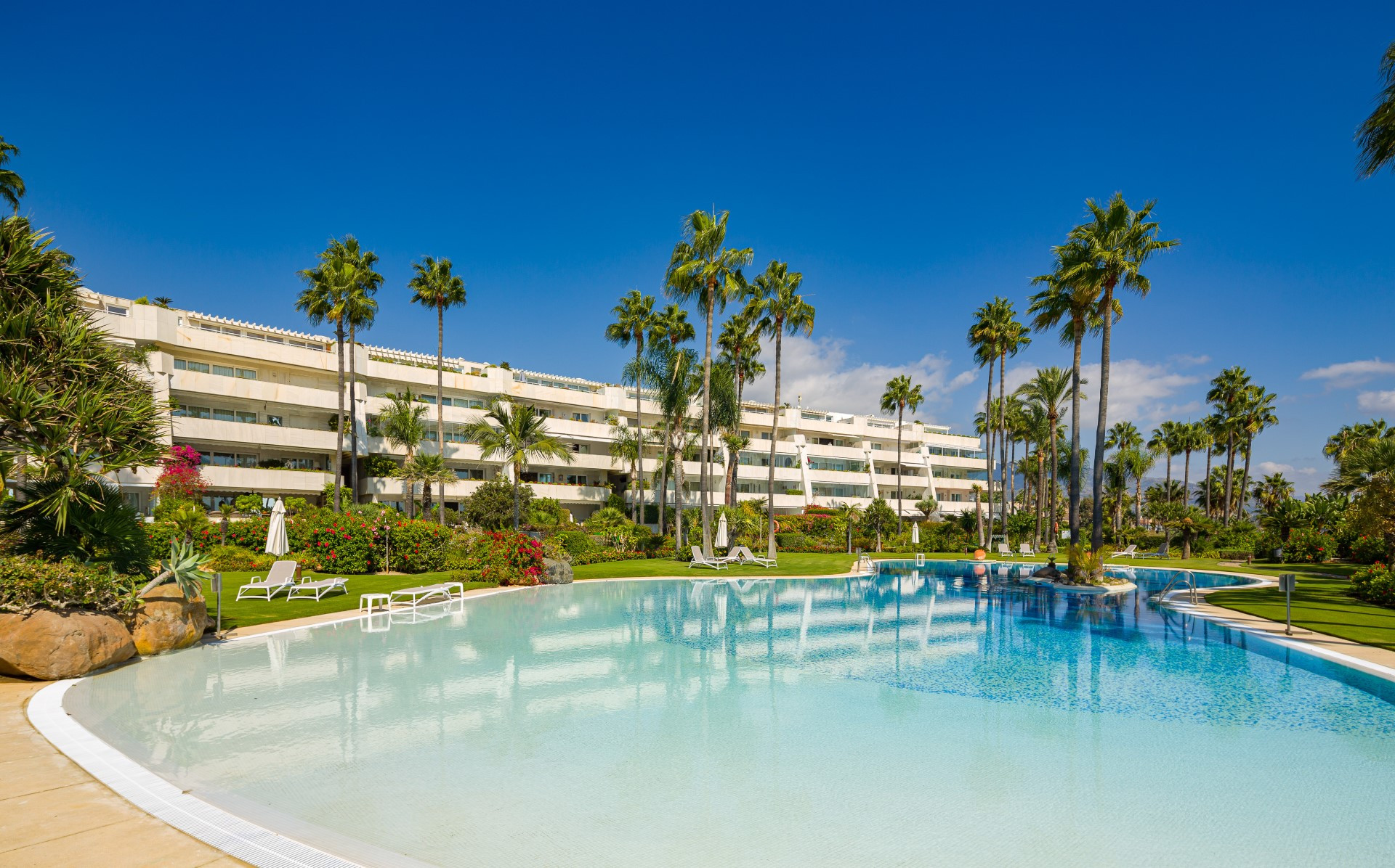 Apartment en primera linea de Playa en Los Granados, Puerto Banus