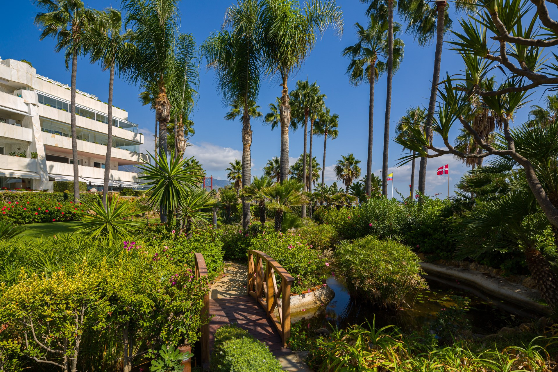 Apartment en primera linea de Playa en Los Granados, Puerto Banus