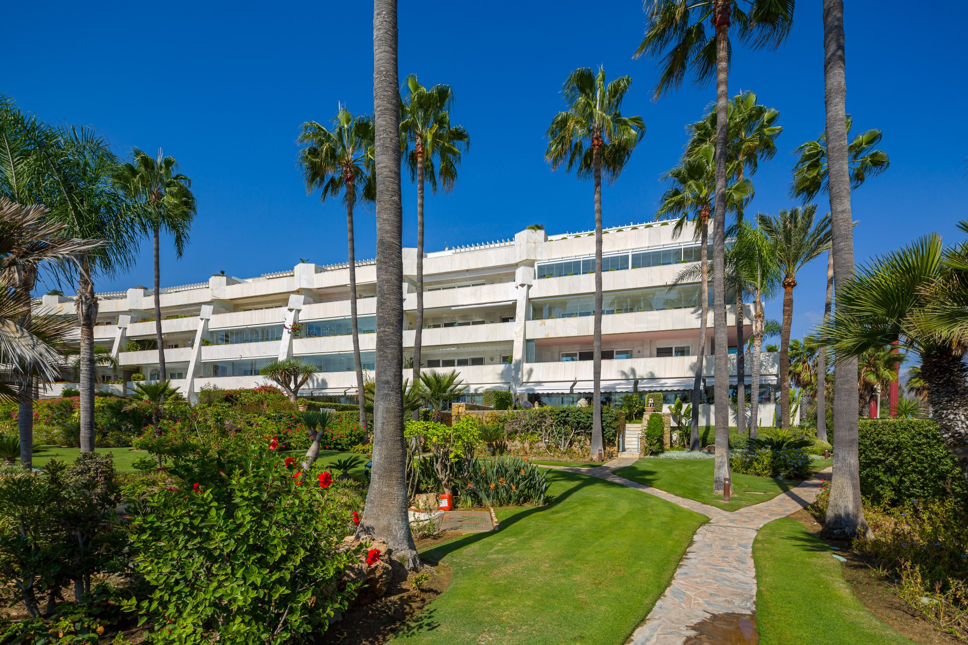 Apartment en primera linea de Playa en Los Granados, Puerto Banus