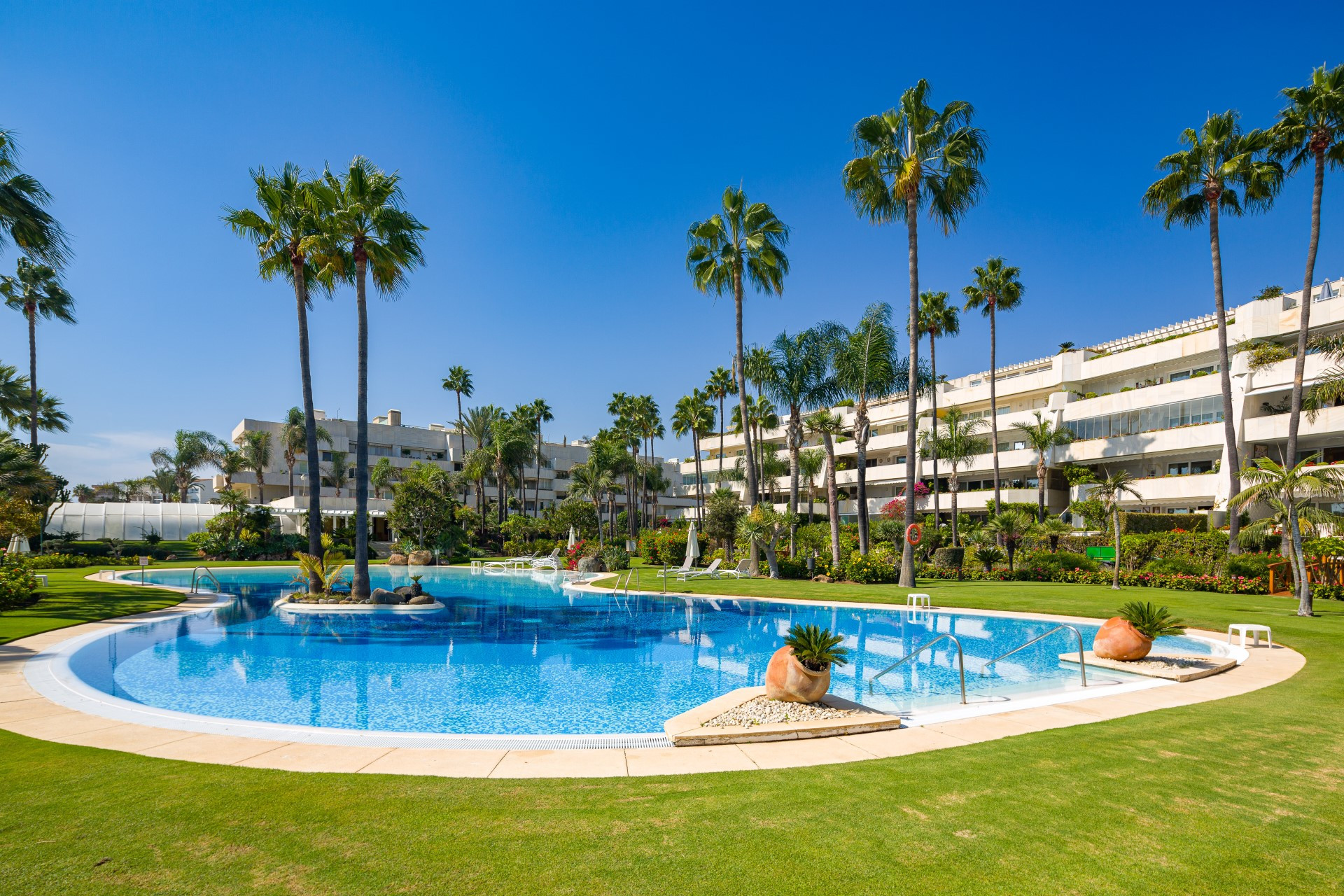 Frontline beach apartment in Los Granados, Puerto Banus