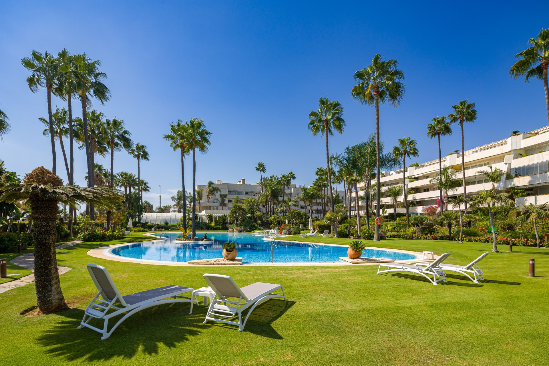 Frontline beach apartment in Los Granados, Puerto Banus