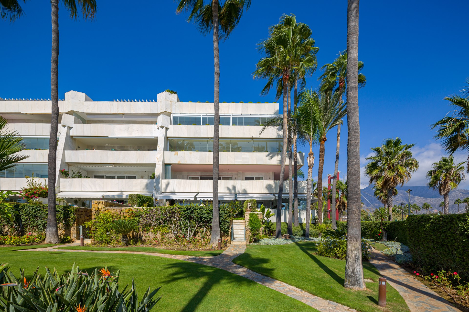 Apartment en primera linea de Playa en Los Granados, Puerto Banus