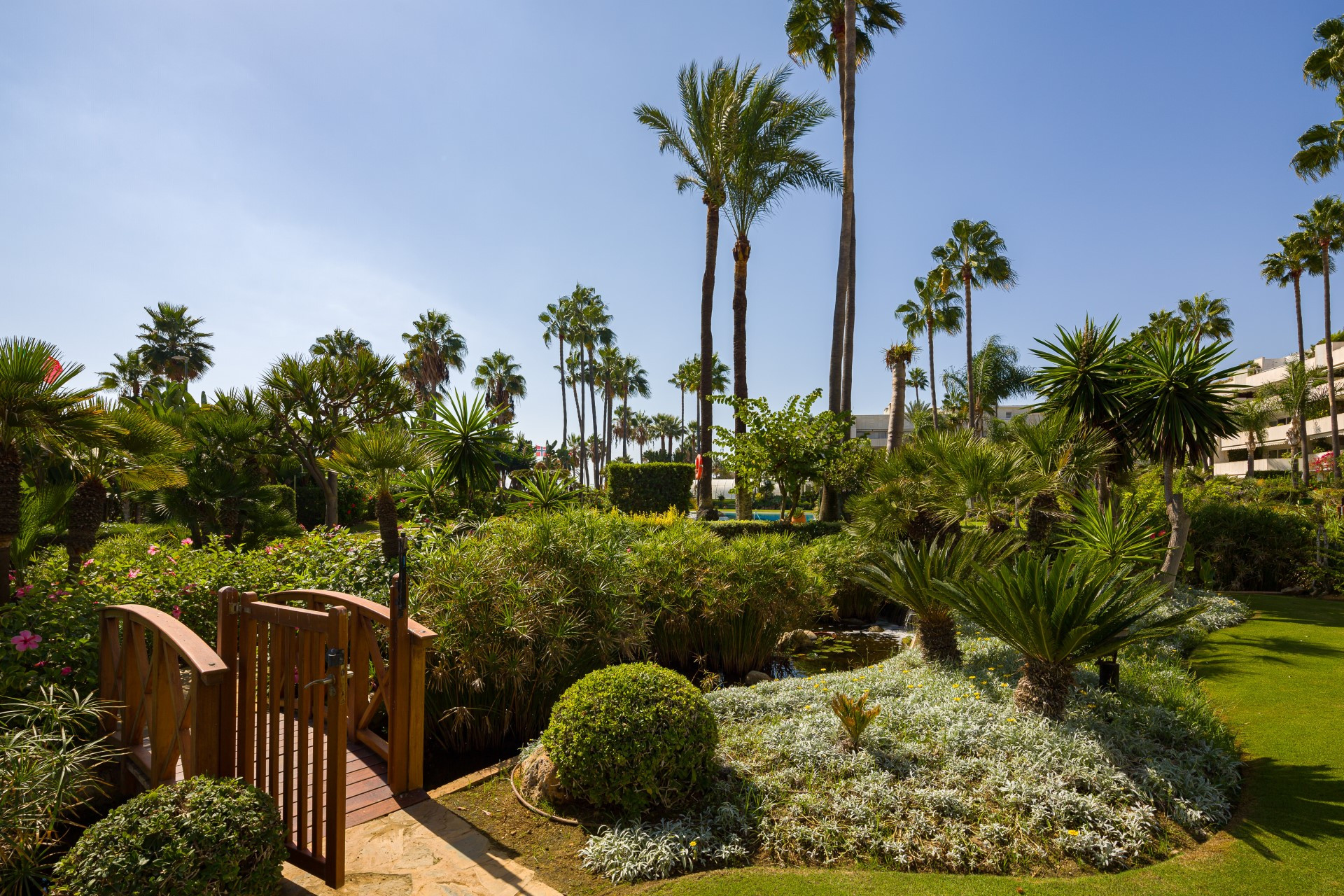 Apartment en primera linea de Playa en Los Granados, Puerto Banus