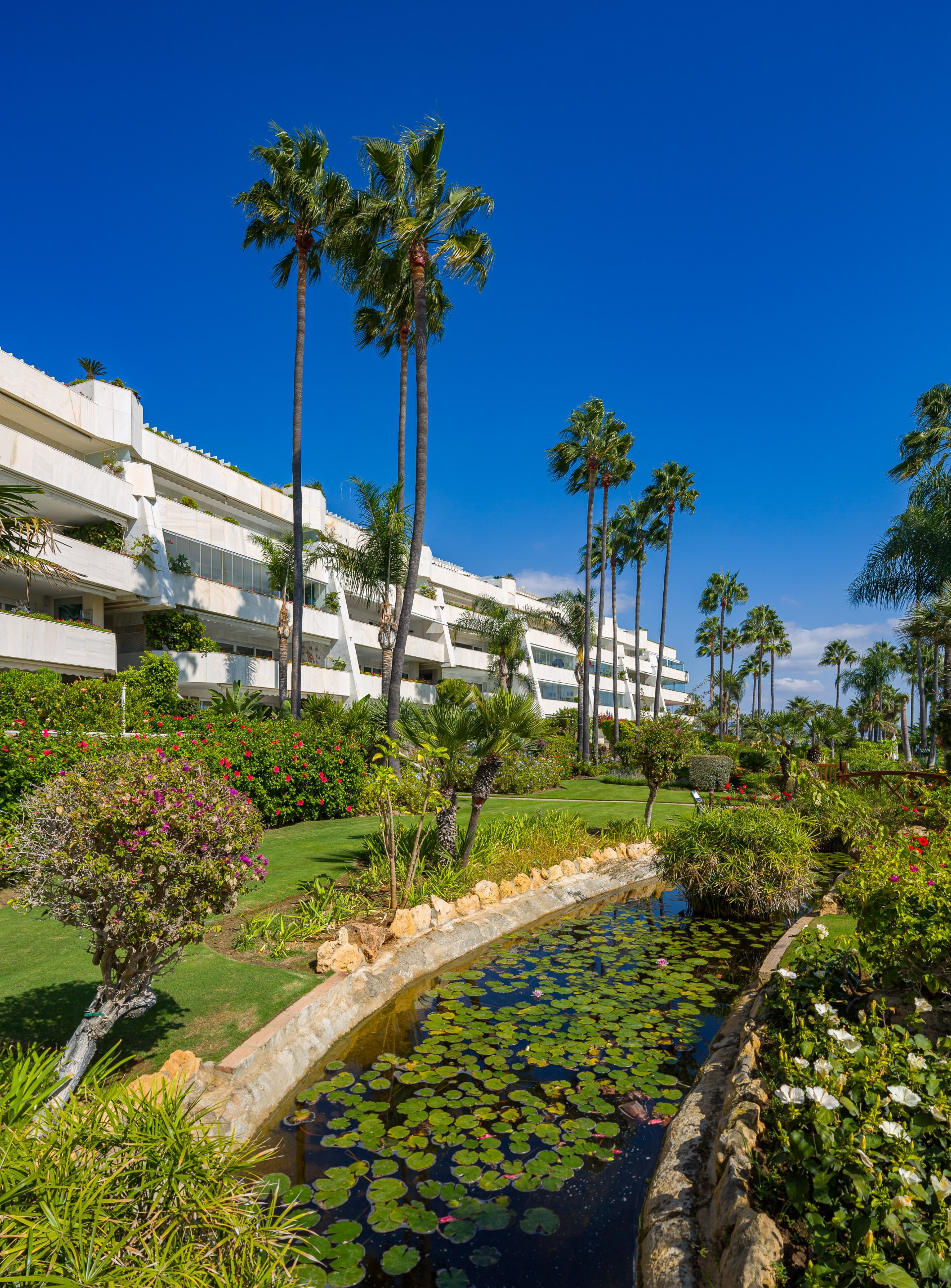 Apartment en primera linea de Playa en Los Granados, Puerto Banus