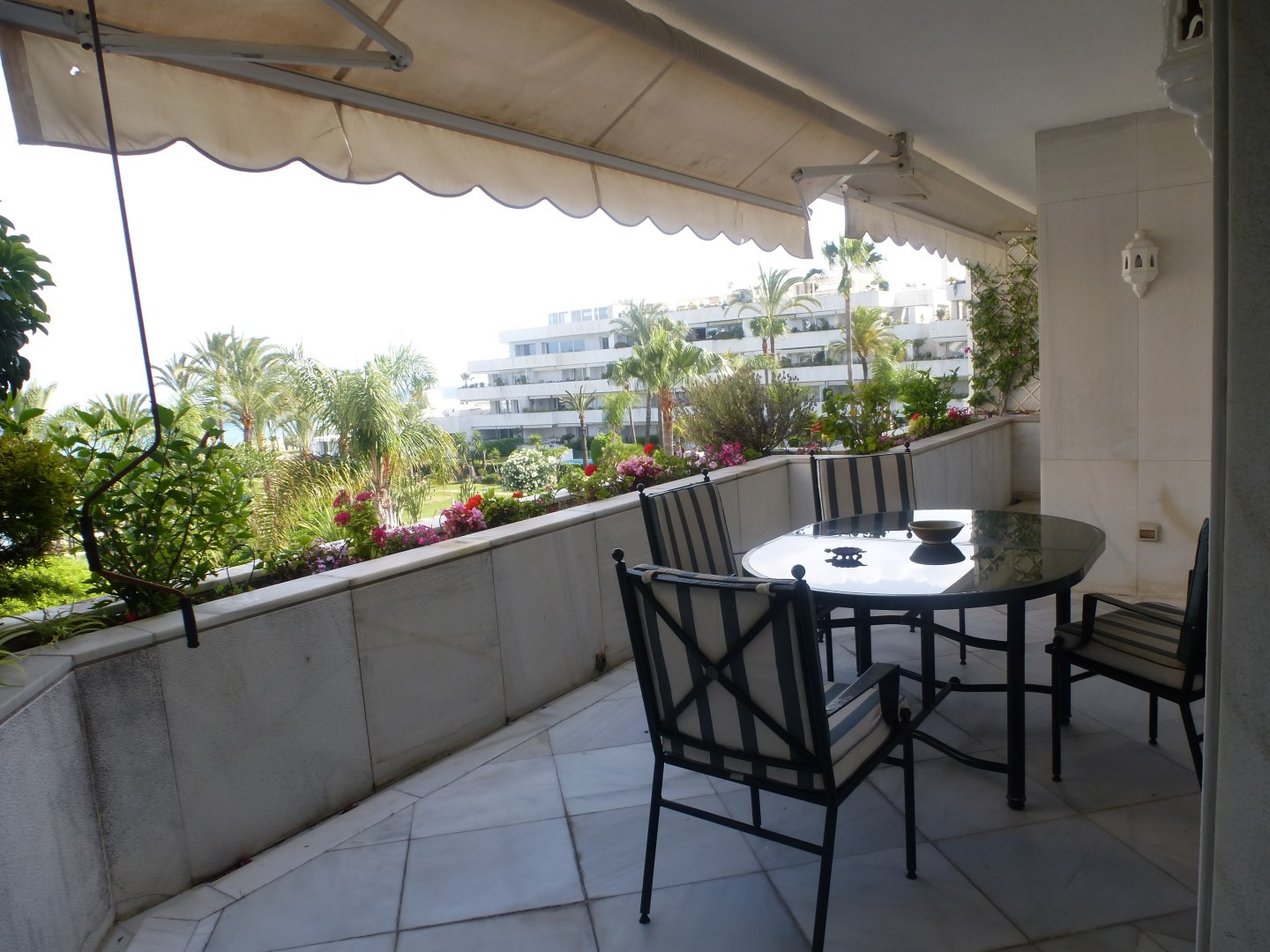 Frontline beach apartment in Los Granados, Puerto Banus