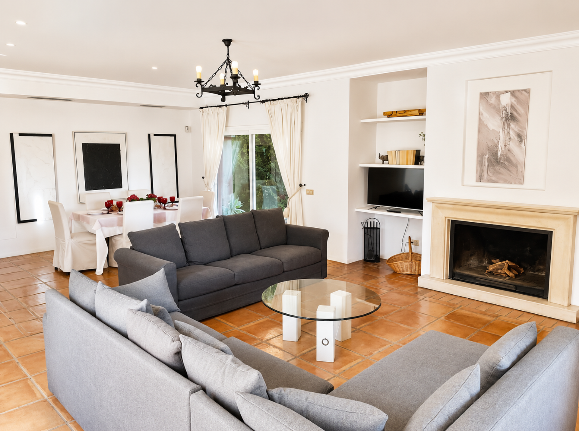 Elegant 6 bedroom villa on expansive plot in La Alzambra, Nueva Andalucia