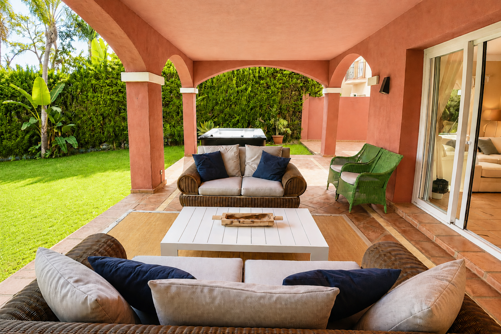 Elegant 6 bedroom villa on expansive plot in La Alzambra, Nueva Andalucia