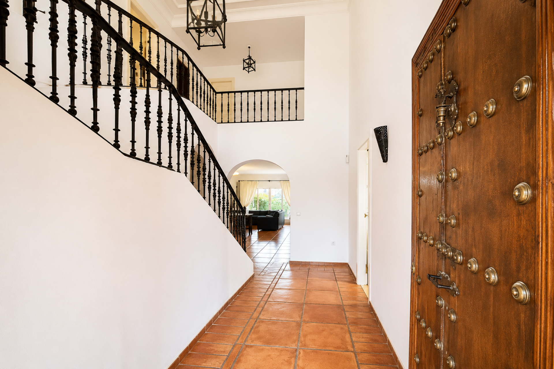 Elegant 6 bedroom villa on expansive plot in La Alzambra, Nueva Andalucia