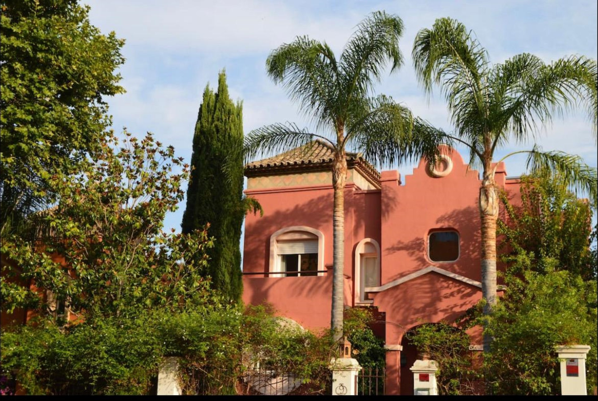 Elegant 6 bedroom villa on expansive plot in La Alzambra, Nueva Andalucia