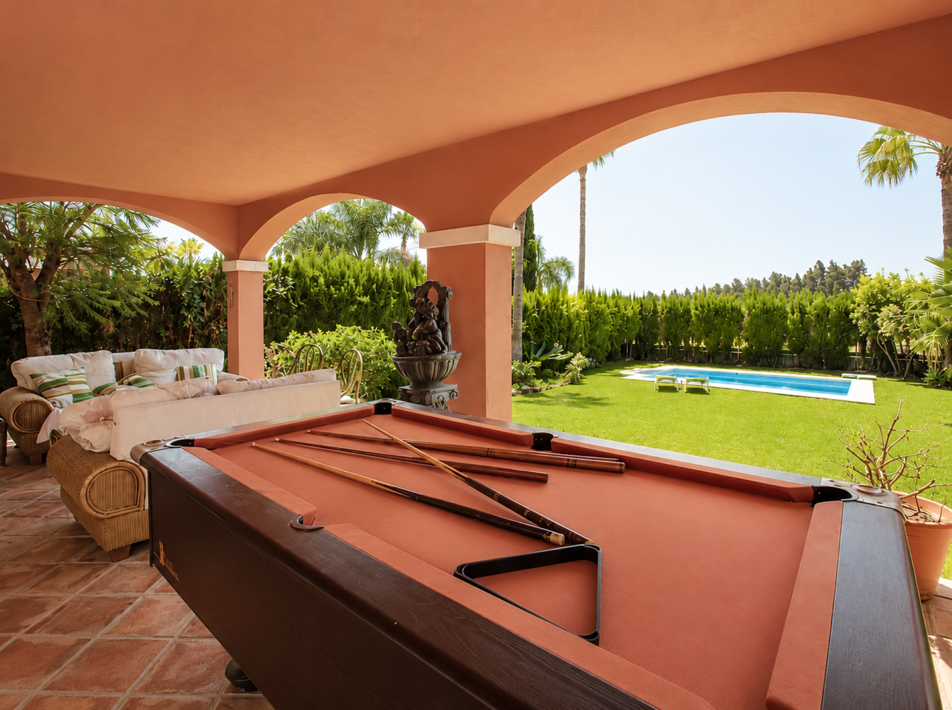 Elegant 6 bedroom villa on expansive plot in La Alzambra, Nueva Andalucia