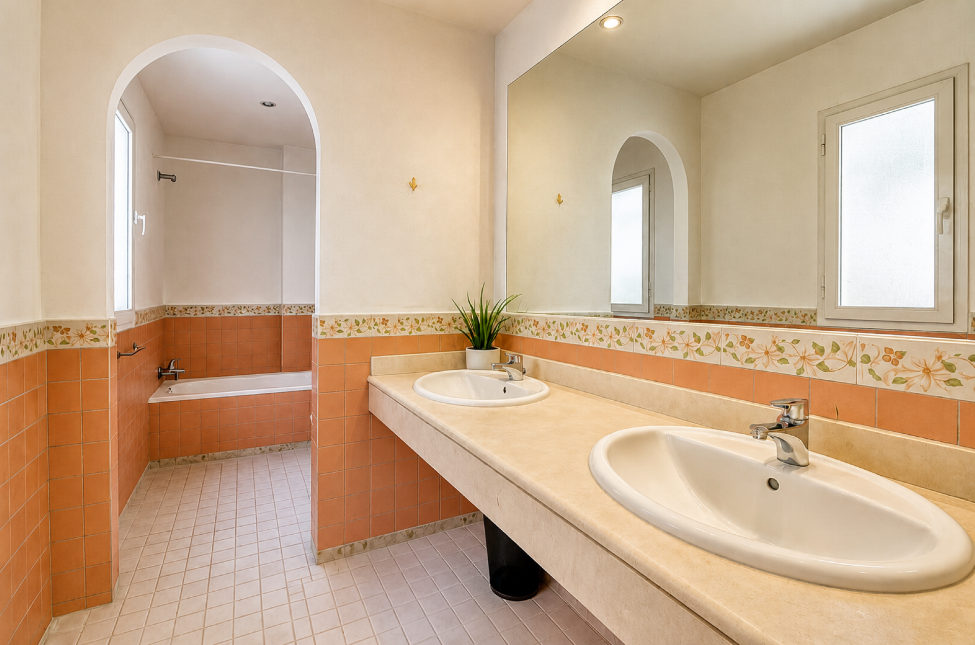 Elegant 6 bedroom villa on expansive plot in La Alzambra, Nueva Andalucia