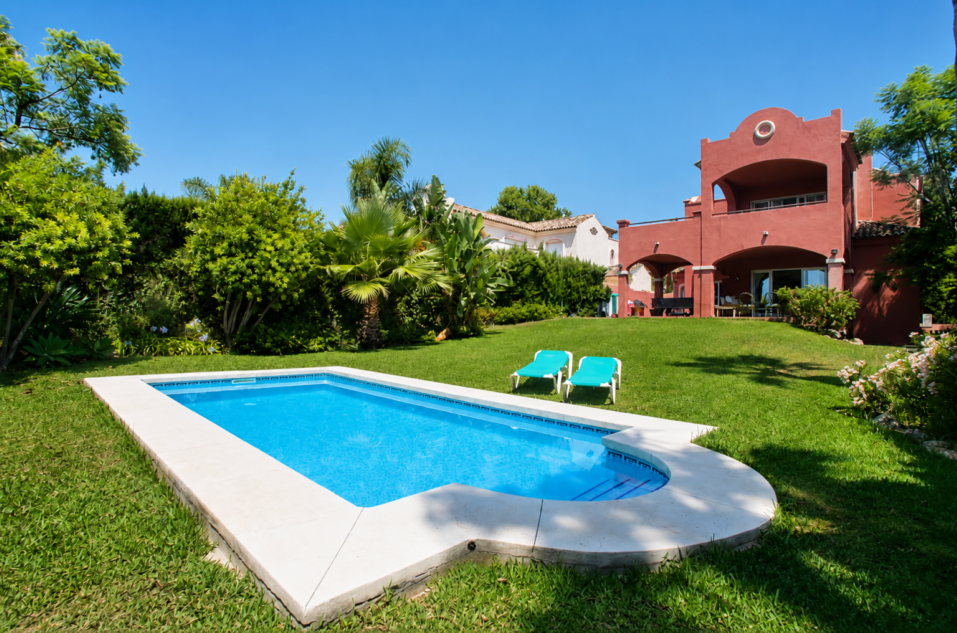 Elegant 6 bedroom villa on expansive plot in La Alzambra, Nueva Andalucia