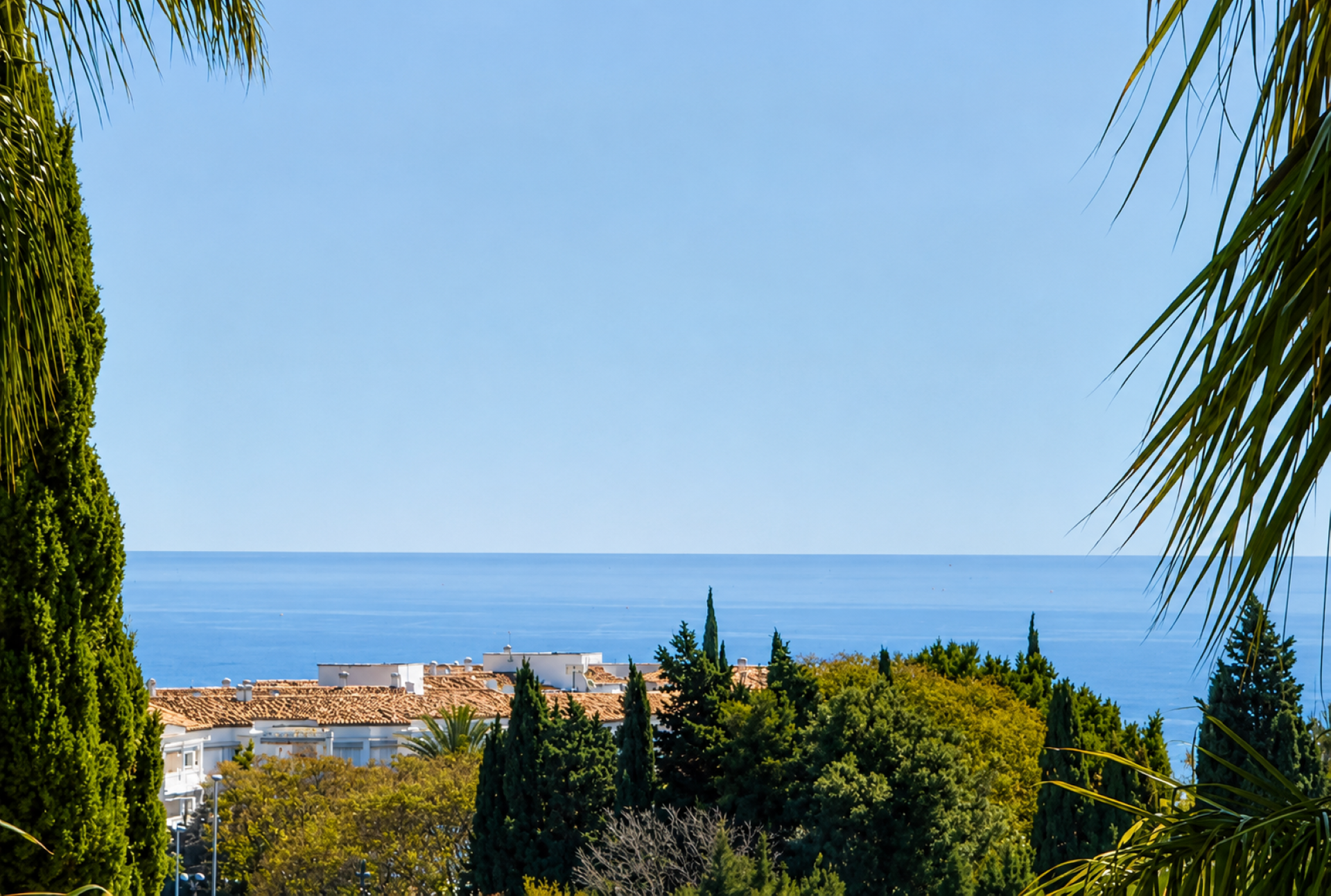 Elegant 6 bedroom villa on expansive plot in La Alzambra, Nueva Andalucia