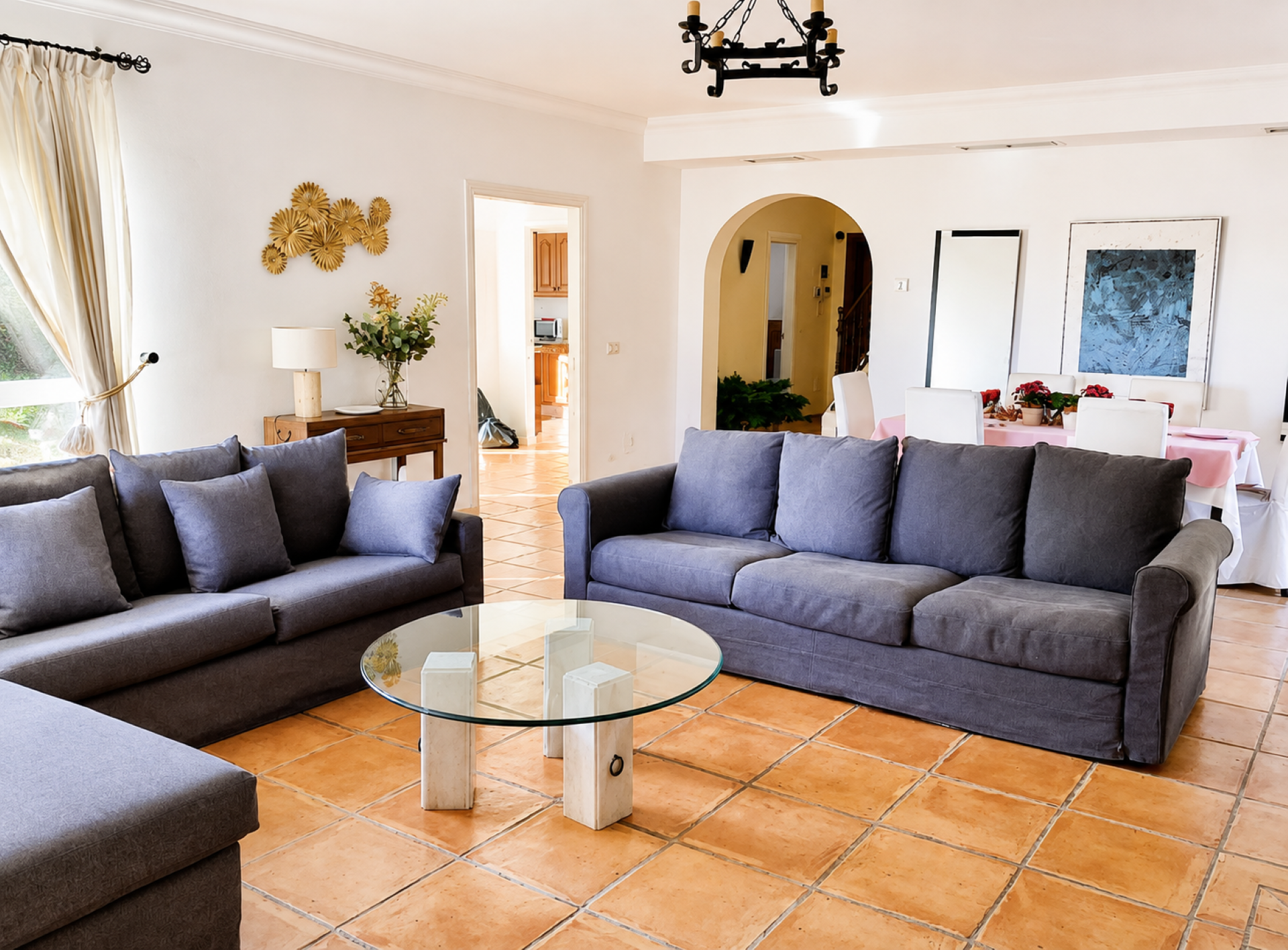 Elegant 6 bedroom villa on expansive plot in La Alzambra, Nueva Andalucia
